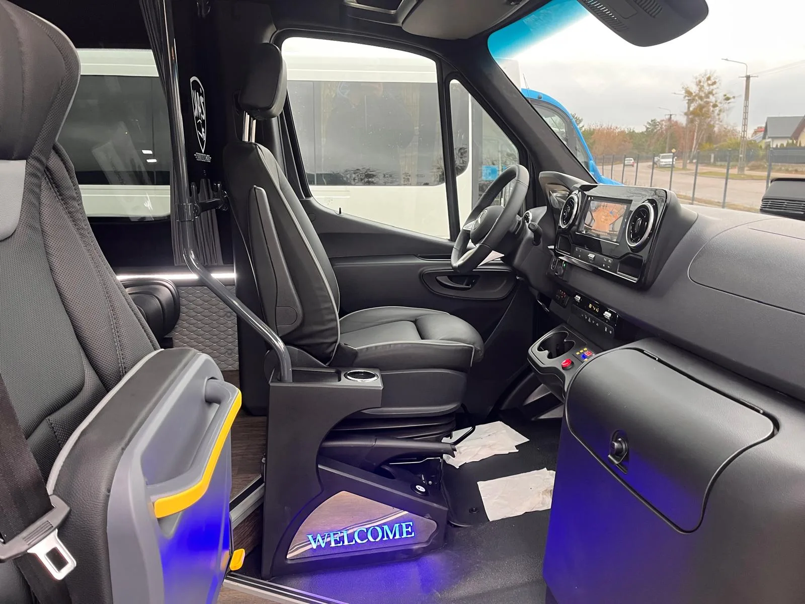 Autokar KS BUS z otwartymi drzwiami, podstawiony o zmierzchu