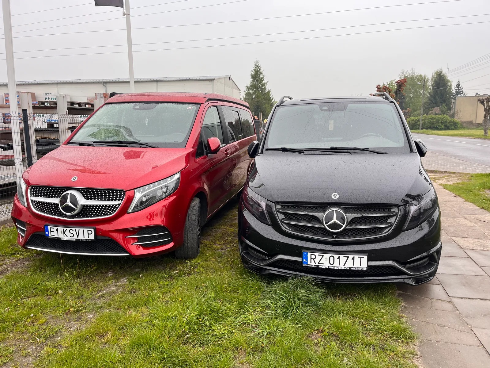 Busy Mercedes klasy V przed siedzibą