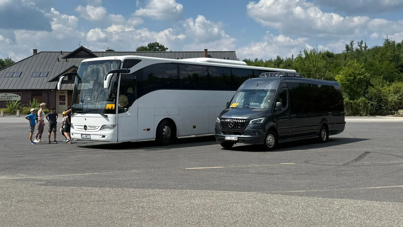 Autokar i minibus KS BUS na postoju, pasażerowie wsiadają